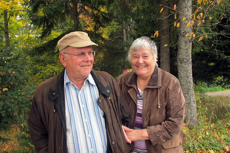 Kamil und Margrit Matyscak arm in arm vor der Kulisse von Bäumen