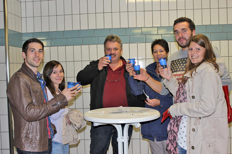 Gruppenbild mit Plastikbechern in denen verschiedene Biersorten probiert werden bei der Führung durch die Staatsbrauerei Rothaus