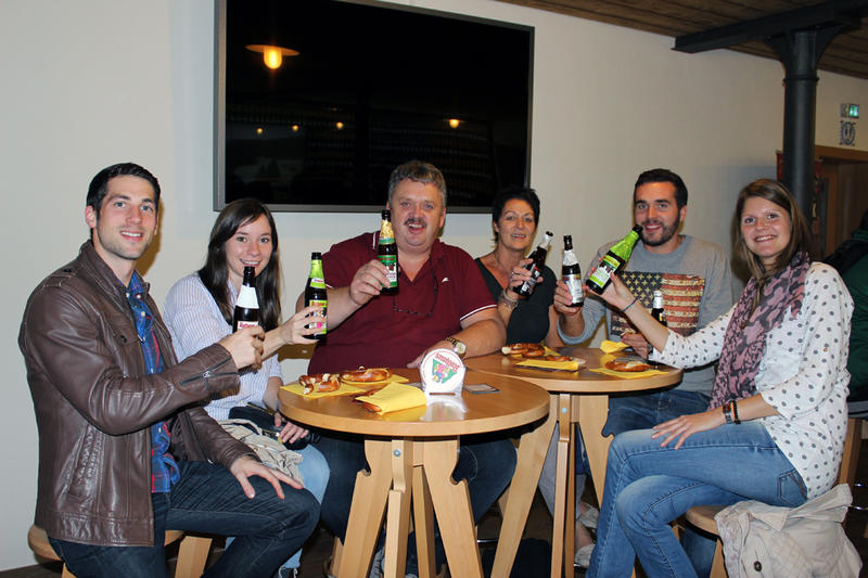 Gruppe um Tische in der Zäpflebar der Brauerei Rothaus, die ein Vesper mit Bretzeln und Bier genießen