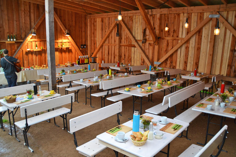 Gedeckte Tische für's Bauerhof-Erlebnisfrühstück auf dem Hof Till in Schluchsee Äule