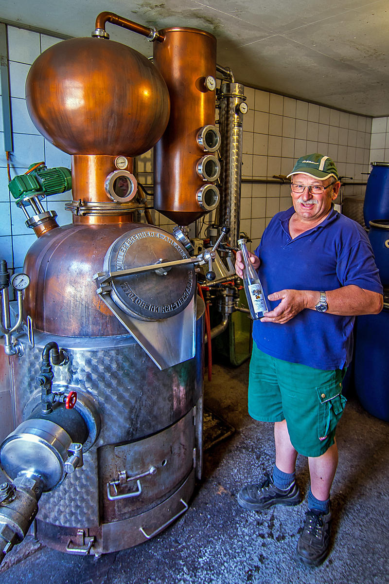 Hochwertiges Schwarzwälder Kirschwasser gebrannt in einer orginal Distillerie 