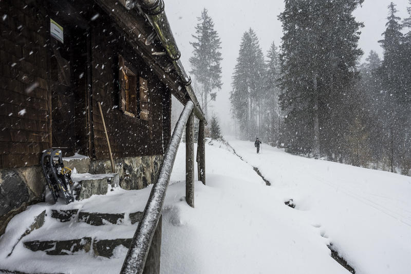 Loipe führt an alter Hütte vorbei, Schneewehen, Langlauf