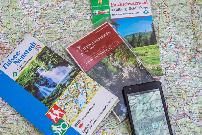 Wanderkarten und digitale Karten auf dem Smartphone für den Schwarzwald