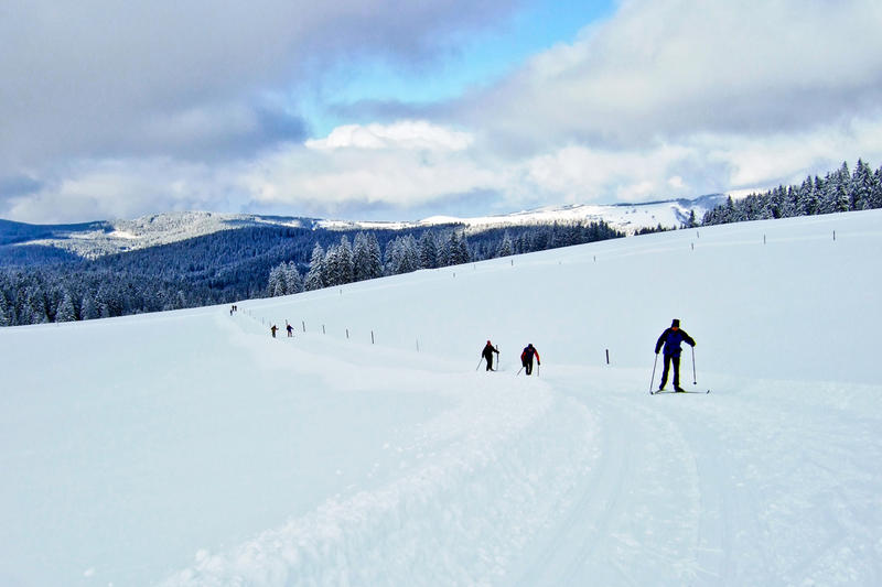Der Fernskiwanderweg ist 100 Kilometer lang, führt vom Wintersportort Schonach zum rund 1400 Meter hohen Belchen und verbindet damit den mittleren mit dem südlichen Schwarzwald.