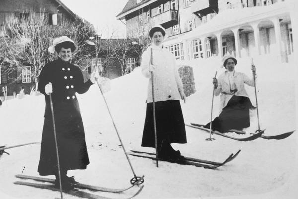 Damen auf Ski KrABrH