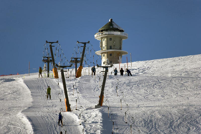 Der Feldberg im Winter mit Skilift